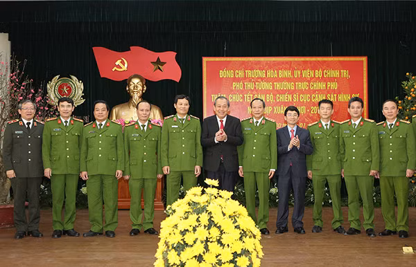 Phó Thủ tướng Thường trực Trương Hòa Bình thăm, chúc Tết Cục Cảnh sát Hình sự. Phó Thủ tướng Thường trực Trương Hòa Bình thăm, chúc Tết Cục Cảnh sát Hình sự.