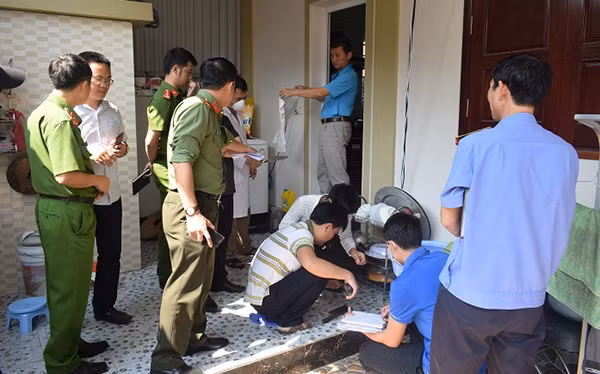 Lực lượng Công an đang khám nghiệm hiện trường.