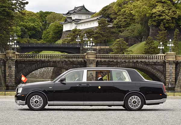 Đội ngũ 4 chiếc Toyota Century Royal đã phục vụ Nhật hoàng Akihito từ năm 2006. Mỗi chiếc Century Royal có giá khoảng 500.000 USD, được Hoàng gia Nhật Bản đặt hàng hãng xe nội địa Toyota. Một lô Toyota Century Royal đời mới đang được hoàn thiện để phục vụ tân Nhật hoàng Naruhito vừa đăng quang hồi cuối tháng 4. Ảnh: Getty Images.