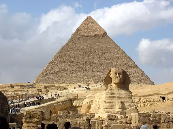 Kim tự tháp Giza là 1 trong 7 kỳ quan của thế giới. Kim tự tháp Giza là 1 trong 7 kỳ quan của thế giới.