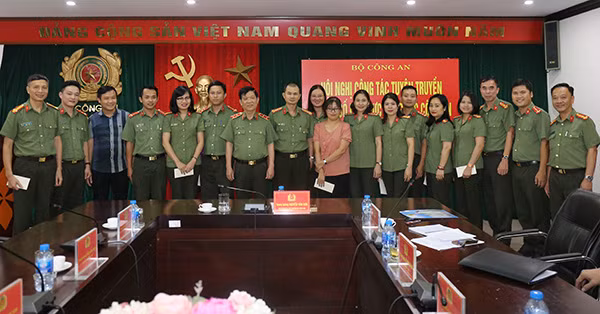 Thứ trưởng Nguyễn Văn Sơn và các đại biểu chúc mừng các nhà báo.