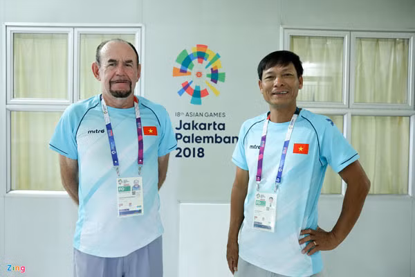 Chuyên gia J.Donnelly (trái) đóng góp không nhỏ cho thành công của Rowing Việt Nam. Ảnh: Zing. Chuyên gia J.Donnelly (trái) đóng góp không nhỏ cho thành công của Rowing Việt Nam. Ảnh: Zing.