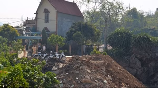 Lực lượng Công an phong tỏa căn nhà xảy ra vụ việc phục vụ điều tra. Lực lượng Công an phong tỏa căn nhà xảy ra vụ việc phục vụ điều tra.