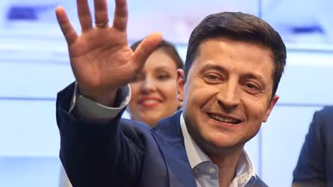 Ông Volodymyr Zelensky ăn mừng chiến thắng. Ông Volodymyr Zelensky ăn mừng chiến thắng.