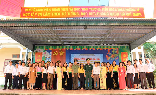 Đoàn công tác và đại biểu cùng các thầy cô giáo trong ngày khai giảng