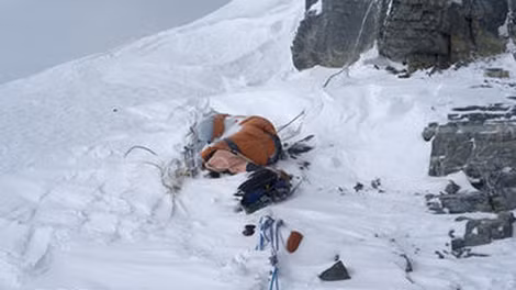 Thi thể một nhà leo núi ở độ cao 8.640m. Có thể mất vài năm ông mới được các nhóm cứu hộ mang xuống.