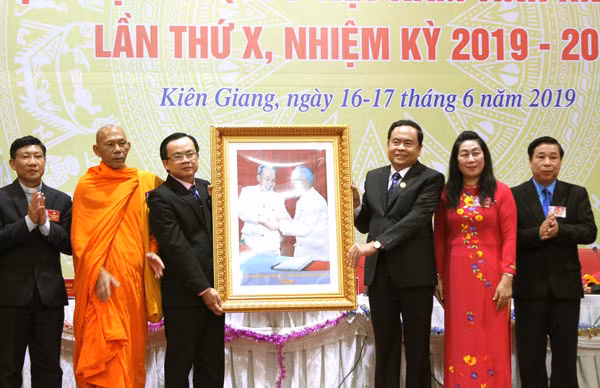 Đồng chí Trần Thanh Mẫn trao bức ảnh Bác Hồ và Bác Tôn tặng Ủy ban MTTQ tỉnh Kiên Giang. Ảnh: Quốc Trung.