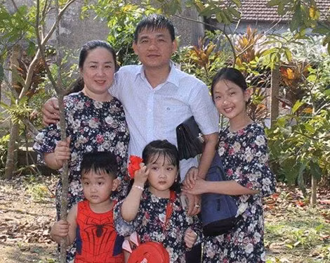 Anh Hùng hạnh phúc bên vợ và các con. Anh Hùng hạnh phúc bên vợ và các con.