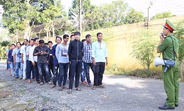Các thanh thiếu niên trải nghiệm thực tế tại Trại tạm giam Công an tỉnh Sóc Trăng.