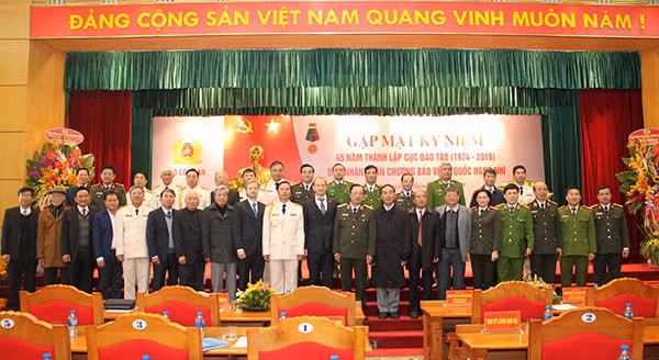 Thứ trưởng Nguyễn Văn Thành, các đại biểu và cán bộ chiến sĩ Cục Đào tạo chụp ảnh kỷ niệm. Thứ trưởng Nguyễn Văn Thành, các đại biểu và cán bộ chiến sĩ Cục Đào tạo chụp ảnh kỷ niệm.