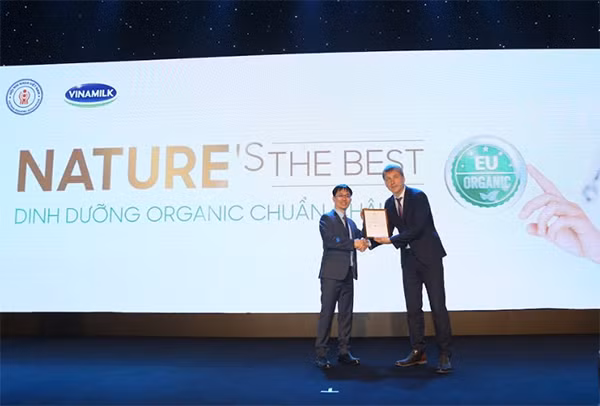 Tháng 5-2019 vừa qua, Đại diện tổ chức Control Union Certifications đã trao chứng nhận Organic châu Âu cho sản phẩm sữa bột cho trẻ em Organic Gold của Vinamilk.