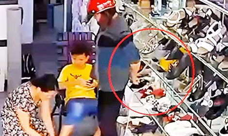 Đoạn clip ghi lại hình ảnh đứa trẻ làm “bình phong” cho người phụ nữ trộm cắp tài sản. Đoạn clip ghi lại hình ảnh đứa trẻ làm “bình phong” cho người phụ nữ trộm cắp tài sản.