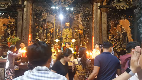 Du khách dâng lễ tại chùa Ngọc Hoàng.