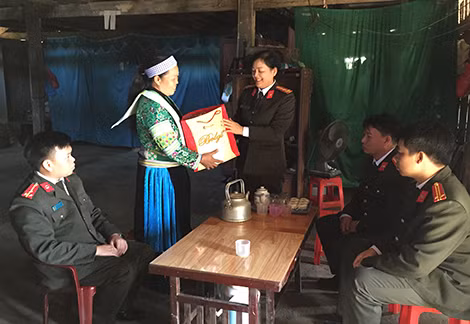 Cán bộ An ninh tặng quà cho đồng bào dân tộc có hoàn cảnh khó khăn.
