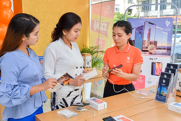Các sản phẩm Vsmart sẽ được phân phối tới tay người tiêu dùng Myanmar thông qua gần 1.500 cửa hàng Công ty Strong Source. Các sản phẩm Vsmart sẽ được phân phối tới tay người tiêu dùng Myanmar thông qua gần 1.500 cửa hàng Công ty Strong Source.