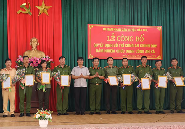 Công an huyện Đắk Mil trao quyết định cho các đồng chí được điều động đảm nhận chức vụ trưởng, phó Công an xã.