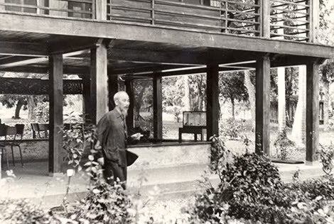 Chủ tịch Hồ Chí Minh bên ngôi Nhà sàn (4-1960).