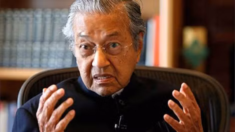 Thủ tướng Mahathir Mohamad khẳng định, nếu châu Âu còn tiếp tục những hành động gây bất lợi cho việc xuất khẩu dầu cọ, Malaysia sẽ huỷ bỏ các hợp đồng mua vũ khí từ EU. Thủ tướng Mahathir Mohamad khẳng định, nếu châu Âu còn tiếp tục những hành động gây bất lợi cho việc xuất khẩu dầu cọ, Malaysia sẽ huỷ bỏ các hợp đồng mua vũ khí từ EU.