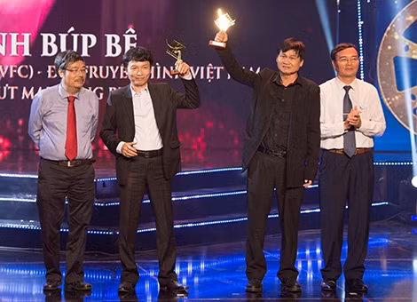 Đạo diễn Mai Hồng Phong (trái) và Đỗ Phú Hải nhận giải Cánh diều vàng cho phim “Quỳnh búp bê” và “Bên kia sông”. Đạo diễn Mai Hồng Phong (trái) và Đỗ Phú Hải nhận giải Cánh diều vàng cho phim “Quỳnh búp bê” và “Bên kia sông”.