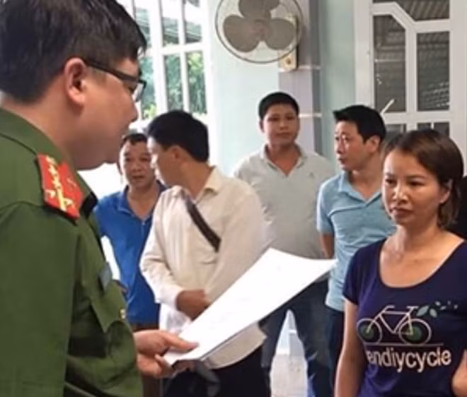 Cơ quan Cảnh sát điều tra tống đạt Quyết định khởi tố, bắt tạm giam bị can Trần Thị Hiền.