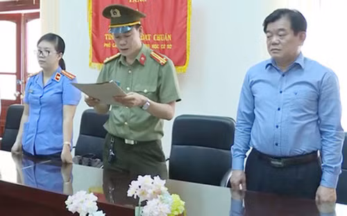 Ông Hoàng Tiến Đức (ngoài cùng bên phải) bị cách mọi chức vụ trong Đảng.