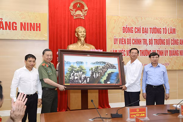 Ban Thường vụ Tỉnh ủy tỉnh Quảng Ninh tặng bức tranh lưu niệm cho Đảng ủy Công an Trung ương, Bộ Công an. Ban Thường vụ Tỉnh ủy tỉnh Quảng Ninh tặng bức tranh lưu niệm cho Đảng ủy Công an Trung ương, Bộ Công an.