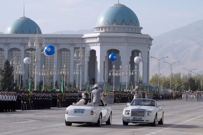 Turkmenistan cấm xe màu đen bởi Tổng thống nước này cho rằng chỉ có màu trắng mới đem lại may mắn.