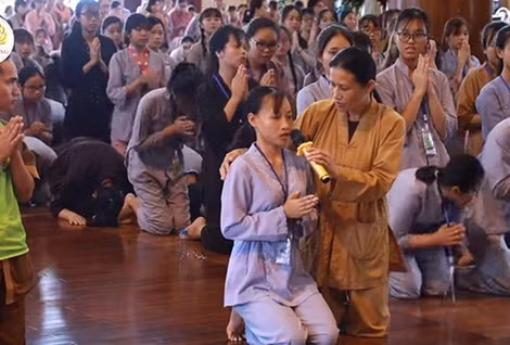 “Cô Yến” nói nữ sinh này bị vong nhập do 9 kiếp trước chòng ghẹo sư trụ trì (?!)