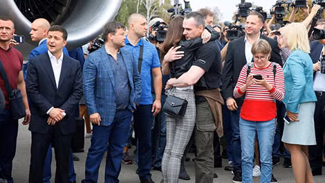 Nhà làm phim Oleg Sentsov (ôm con gái) được trả tự do cùng nhiều tù nhân khác trong một cuộc trao đổi tù nhân chưa từng có vào ngày 7-9.