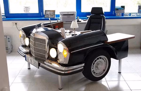 Bản làm việc kiểu đầu xe Mercedes cổ.