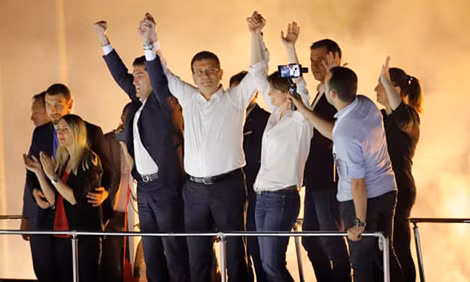 Ông Ekrem Imamoglu mừng chiến thắng đêm 23-6.