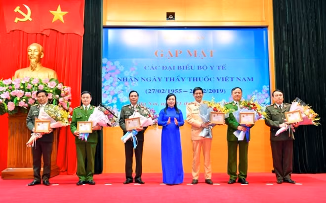 Bộ trưởng Bộ Y tế Nguyễn Thị Kim Tiến trao Kỷ niệm chương “Vì sức khỏe nhân dân” tặng các đồng chí thuộc Bộ Công an.