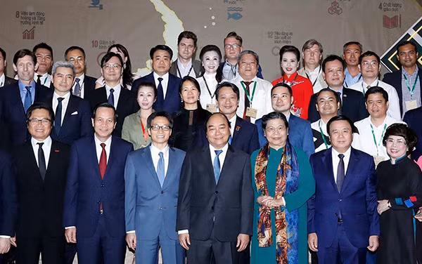 Thủ tướng Nguyễn Xuân Phúc, Phó Chủ tịch Thường trực Quốc hội Tòng Thị Phóng và các đại biểu dự hội nghị. Ảnh: TTXVN.