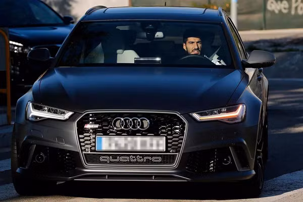 Luis Suarez và chiếc Audi RS 6 Avant trị giá 127.000 bảng.