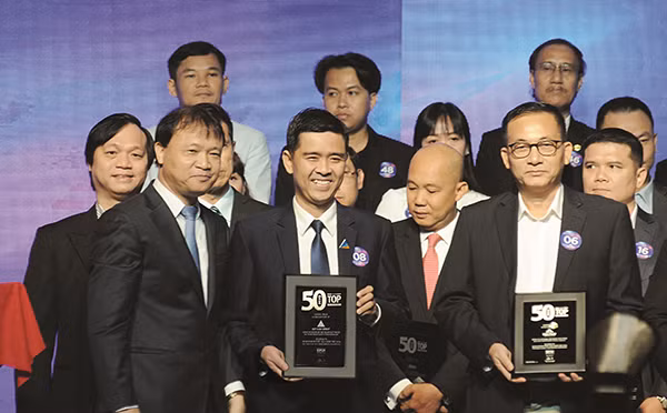 Ông Vũ Quốc Việt Nam đại diện Tập đoàn Đất Xanh nhận giải thưởng từ Ban Tổ chức.
