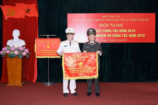 Thứ trưởng Nguyễn Văn Sơn trao Cờ thi đua xuất sắc của Bộ Công an tặng tập thể Phòng tham mưu.