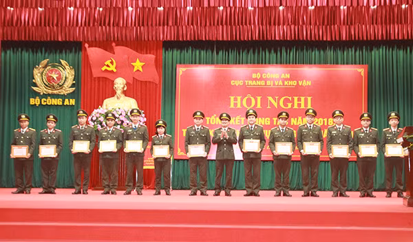 Các cá nhân xuất sắc nhận khen thưởng tại hội nghị.