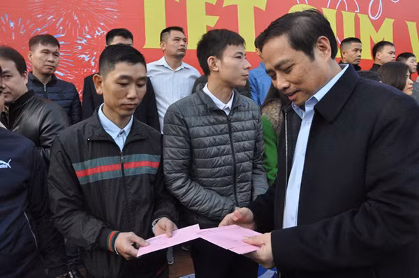 Đồng chí Phạm Minh Chính trao lì xì tết cho công nhân lao động có hoàn cảnh khó khăn.