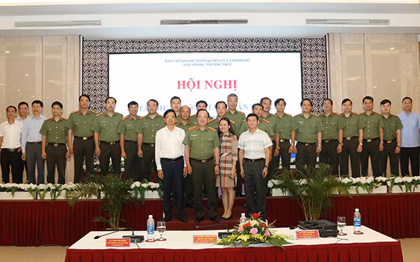Các đại biểu tham dự lớp tập huấn chụp ảnh lưu niệm.