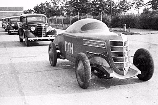 Đã có những cuộc đua đặc biệt, được tổ chức trên xa lộ. Cuối thập niên 1930, 2 chiếc xe đua Liên Xô đầu tiên được chế tạo là GL-1 và ZIS-101 Sport. Chiếc thứ 2 có tốc độ lên tới 162km/h và là xe ô tô nhanh nhất Liên Xô khi đó.