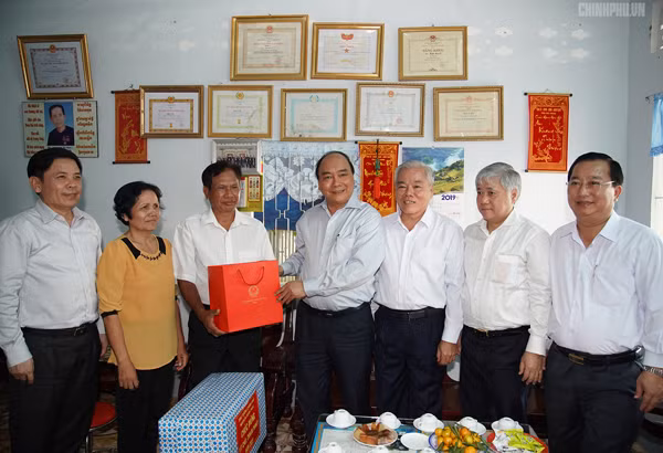 Thủ tướng thăm gia đình ông Kim Lươl, nguyên Phó Trưởng ban Ban Dân tộc tỉnh Sóc Trăng. Thủ tướng thăm gia đình ông Kim Lươl, nguyên Phó Trưởng ban Ban Dân tộc tỉnh Sóc Trăng.