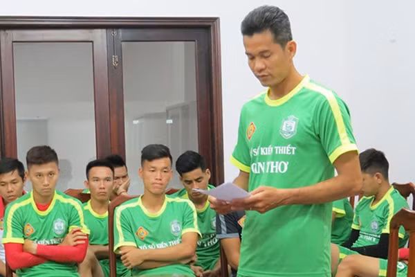 Cầu thủ Nguyễn Văn Quân nhận lỗi với các đồng đội.
