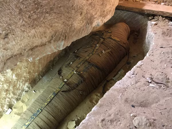 Nhà khảo cổ học Zahi Hawass cùng các đồng nghiệp đã tiến hành mở nắp quan tài chứa xác ướp linh mục cấp cao và có những phát hiện bất ngờ.