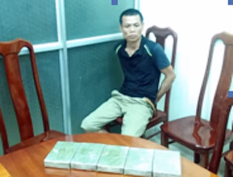 Đối tượng Phương cùng tang vật.
