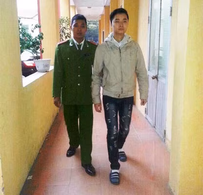 Cán bộ Công an quận Hà Đông dẫn giải đối tượng Nguyễn Đình Quý.