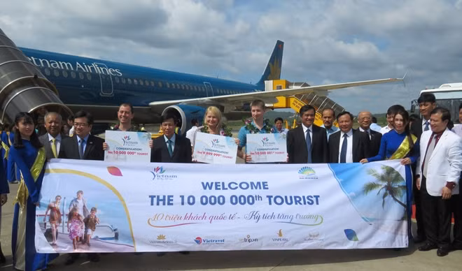 Lãnh đạo Bộ VH-TT&DL, lãnh đạo tỉnh Kiên Giang chúc mừng khách du lịch thứ 10.000.000, khách 10.000.001 và khách 9.999.999 đến Việt Nam năm 2016.