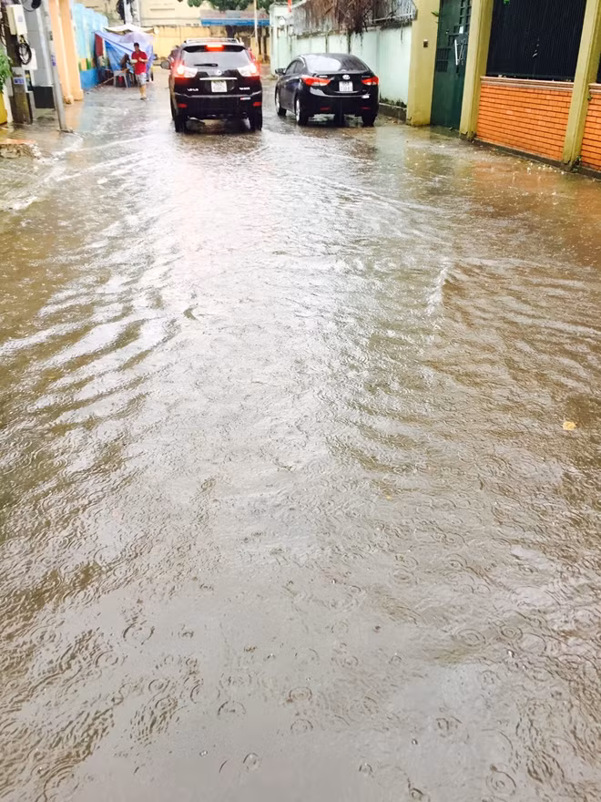 Hẻm 373 Nguyễn Trãi, quận 1, TP Hồ Chí Minh, cứ mưa là ngập