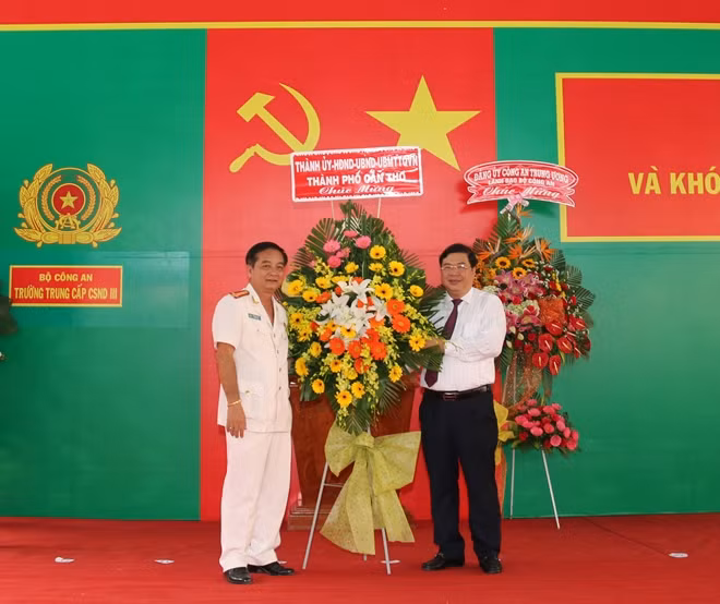 Đồng chí Phạm Gia Túc, Phó Bí thư Thành ủy Cần Thơ, tặng hoa chúc mừng nhà trường nhân dịp khai giảng năm học mới.