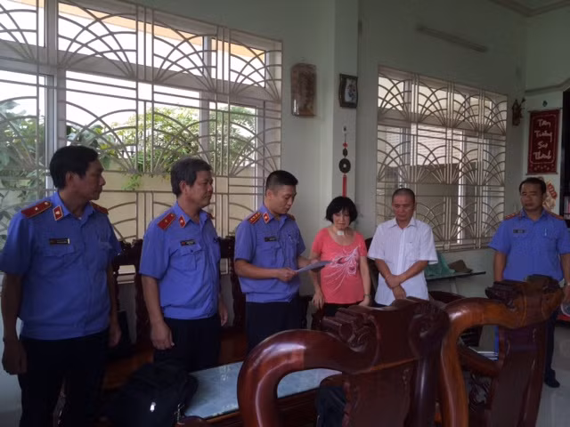 Cơ quan điều tra Viện KSND Tối cao, đọc lệnh bắt tạm giam ông Châu Tùng Chinh (áo trắng) Cơ quan điều tra Viện KSND Tối cao, đọc lệnh bắt tạm giam ông Châu Tùng Chinh (áo trắng)
