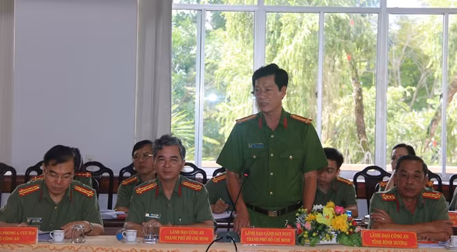 Đại tá Dương Văn Phóng, Phó Giám đốc Cảnh sát PCCC TP Hồ Chí Minh, phát biểu tham luận tại Hội thảo.